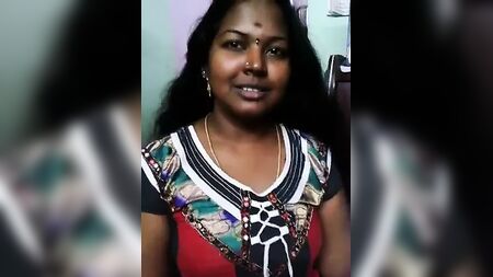 Senhora de Chennai a exibir o seu corpo sensual com áudio em tâmil