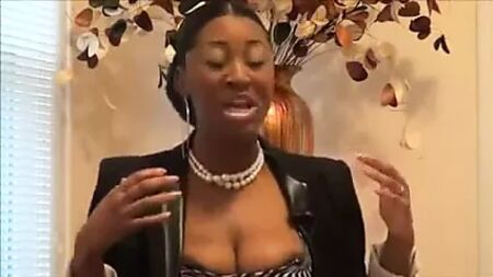 PASTORA expõe o peito durante o sermão