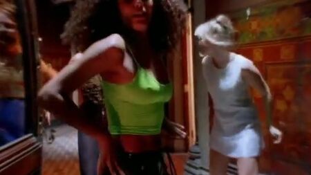 Os mamilos duros de Mel B num excerto do vídeo de «Wannabe»