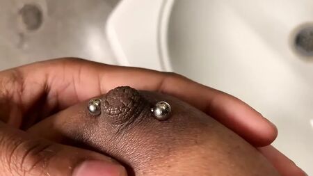 Youtuber negra de seios grandes faz piercing nos mamilos
