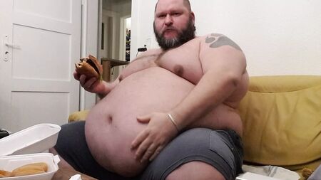 Superchubby SOC - um tipo gordo a comer um hambúrguer gigante e anéis de cebola