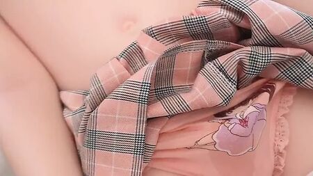 Boneca sexual travesti fode e é fodida por um peluche
