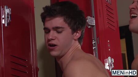 Dois rapazes giros, o Darin e o Will, curtem uma sessão de sexo intenso a dois