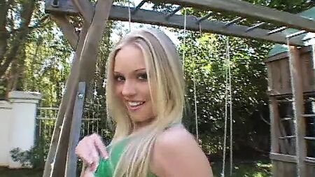 Aaliyah fode a sua melhor amiga com um strap-on