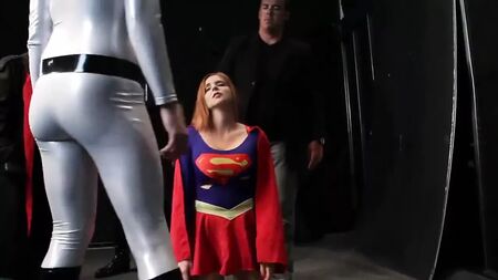 A Supergirl foi capturada pelos vilões
