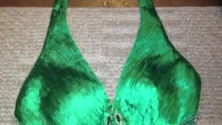 Vestido de baile em cetim verde-esmeralda