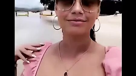 Topless da Chanel West Coast com deslizes da aréola e do mamilo