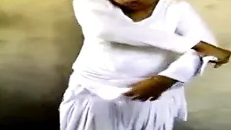 Uma rapariga punjabi fica nua e toca no pénis