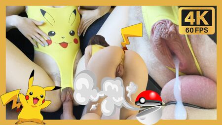 A minha meia-irmã de 18 anos monta-me na cadeira de sexo vestida de Pikachu e leva uma descarga de esperma. Cosplay de Pokémon