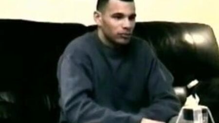 Um sósia de Mike Tyson recebe uma masturbação manual de um homem