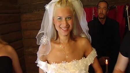 Gangbang com uma noiva de seios grandes – Parte 1