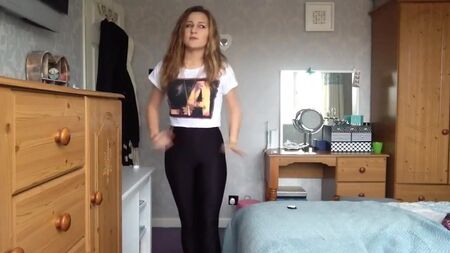 Uma rapariga sensual experimenta umas leggings justas e brilhantes de spandex