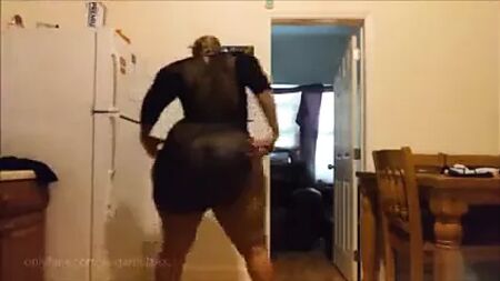 Se adoras mamas enormes, então deves adorar um rabo grande e redondo