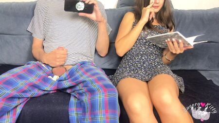 O meu meio-irmão estava a ver pornografia à minha frente! Mas fiquei com tesão e acabámos por nos masturbar um ao outro! Orgasmo