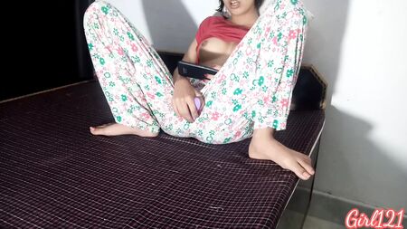 Meia-irmã adolescente indiana é apanhada a ver pornografia