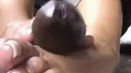 Footjob com uma rapariga negra 13