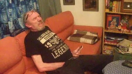 A porca vê pornografia no telemóvel e masturba-se
