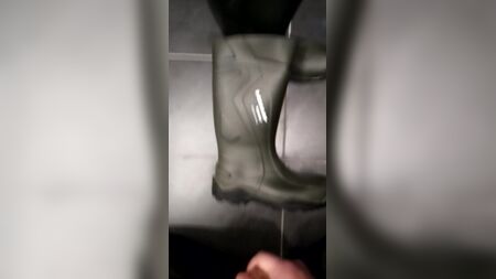 Esperma nas botas de borracha Dunlop Purofort: ejaculação nas botas de borracha