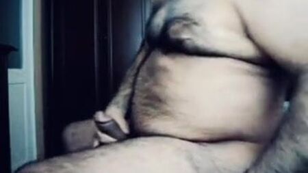 Um urso grandalhão a exibir a sua roupa interior! Um pau enorme!