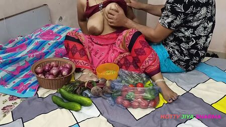A XXX Bhojpuri Bhabhi, enquanto vendia legumes e exibia os seus mamilos salientes, foi alvo de risadas por parte do cliente!