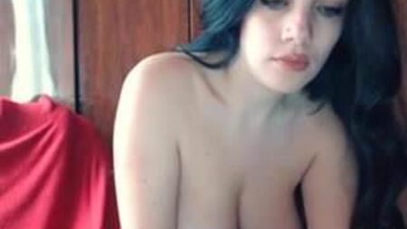 Cam-girl russa com mamas de mamilos grandes
