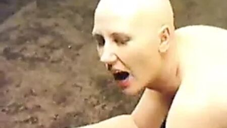 Devote Schlampe - Vídeo completo do corte de cabelo à zero