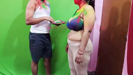 No Holi, a Debar deixou a sua cunhada esfomeada e foi-se embora, colocando um preservativo feminino… falando exclusivamente em hindi