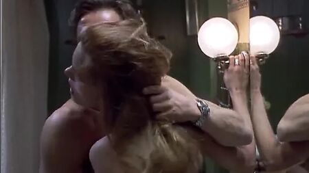 Natasha Henstridge a foder no filme «Maximum Risk»