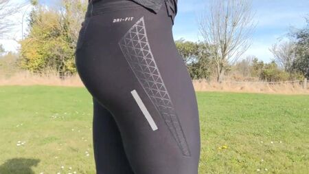 Leggings justas de ginástica com o rabo à mostra