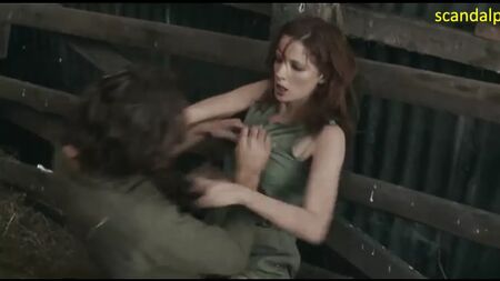 Kelly Reilly a foder no filme «Puffball»