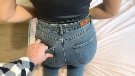 Sexo anal com a irmã mais nova de um amigo, sem sequer tirar a roupa