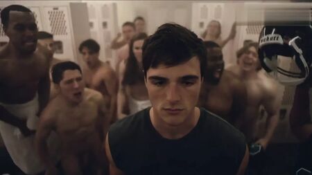 Pénis grande no «Cloakroom» do episódio 01x02 de «Euphoria»