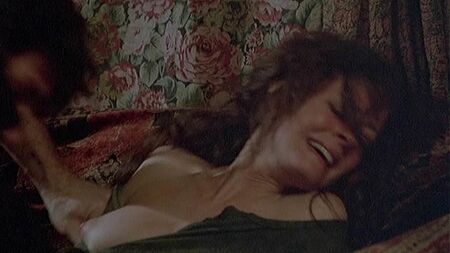 Susan Sarandon nua, com os seios e mamilos à mostra, em «King of the Gypsies»