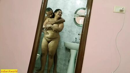 Sexo escaldante com a bela Bhabhi e o rapaz inocente do hotel!! XXX escaldante