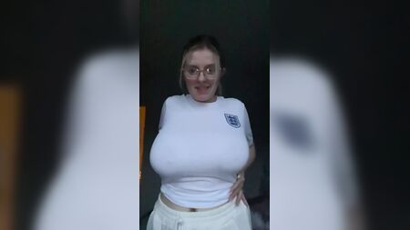 Uma nerd sensual com mamilos e seios enormes