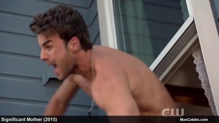 Nathaniel Buzolic a despir-se em roupa interior sensual