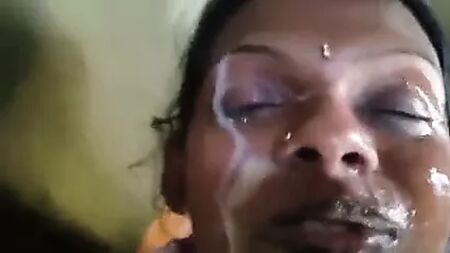 Tia telugu a fazer um broche ao marido