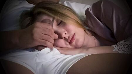 Madrasta e enteado. Creampie arriscado no sofá