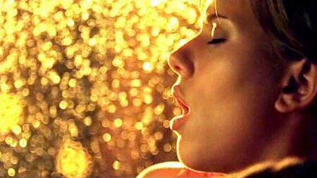 Scarlett Johansson apanhada a fazer sexo oral num carro no ScandalPlanet.Com