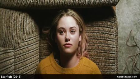 Cenas de nudez e masturbação da atriz famosa Virginia Gardner