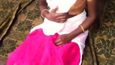 Uma rapariga de uma aldeia tamil a experimentar sexo anal