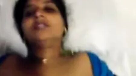 Mulher de meia-idade telugu faz sexo com rapaz solteiro, veja o vídeo