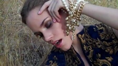 Christa B. Allen, estrela de «Revenge», a masturbar-se