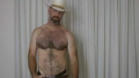 O cowboy dá um polimento à fivela do cinto e dá um jato