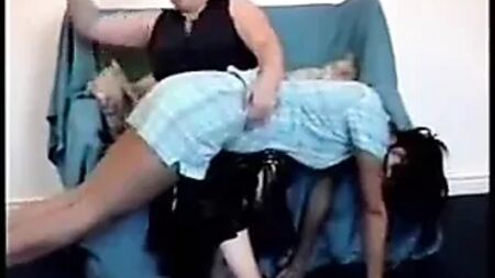 A madrasta dá uma palmada na filha