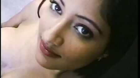 Uma prostituta indiana sensual adora que lhe comam a rata na cadeira