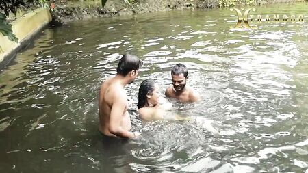 A BHABI DE MAMAS GRANDES E SUJAS TOMA BANHO NA LAGUNA COM O BONITO DEBORJI (AO AR LIVRE)