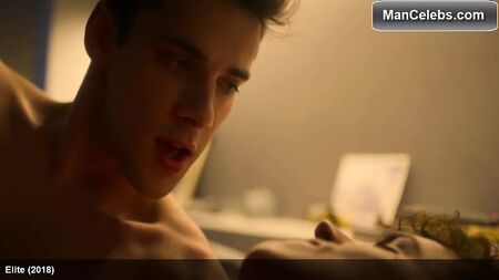 Miguel Bernardeau, jovem gay, diverte-se