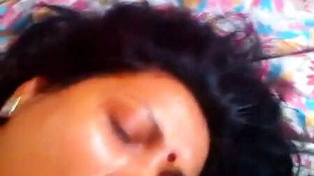 Bhabhi indiana a chupar um pénis e a receber uma ejaculação na cara