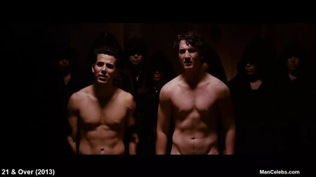 Cenas de cinema com Skylar Astin nu e sensual
